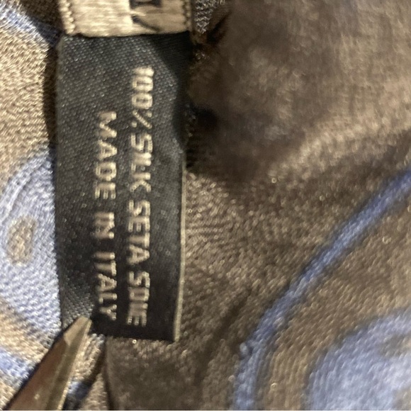 ALEXANDER MCQUEEN  100% Silk Skull Scarf - Picture 5 of 5